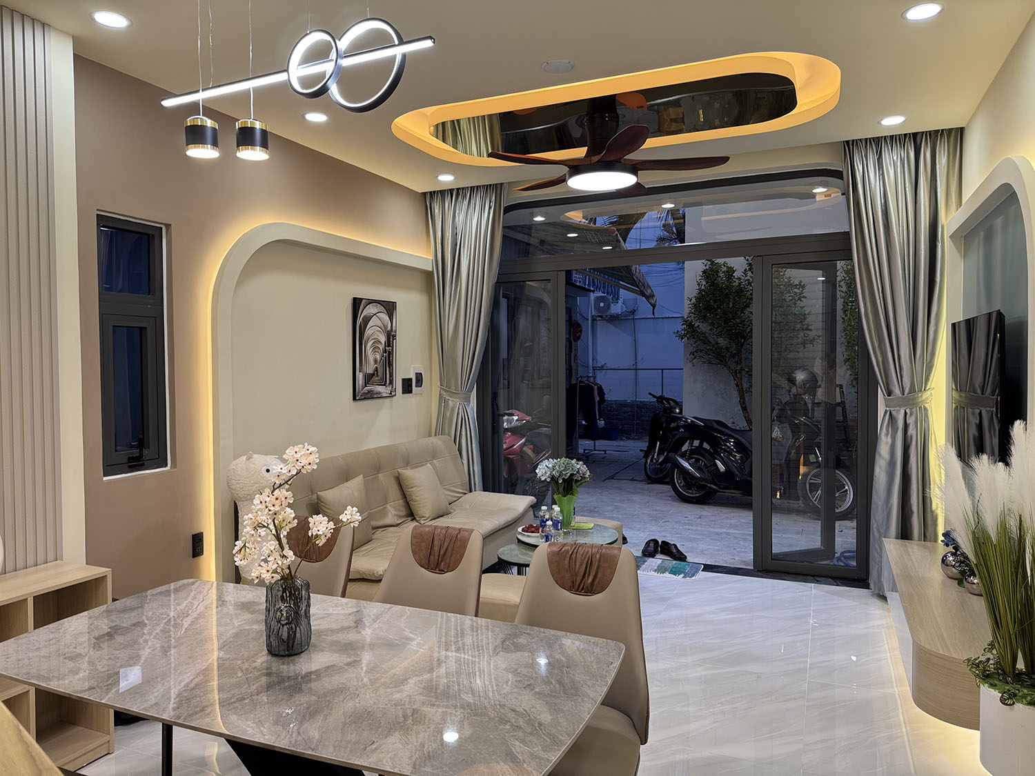 Tuyệt phẩm nhà phố 2 lầu (3,9m nở hậu 5,5m x 11m) full nội thất cao cấp khu VIP Thích Quảng Đức